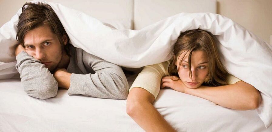 Verärgerte Frau und Mann mit geringer Macht.