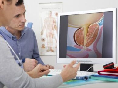 Ein Urologe berät einen Patienten zu Potenzproblemen.